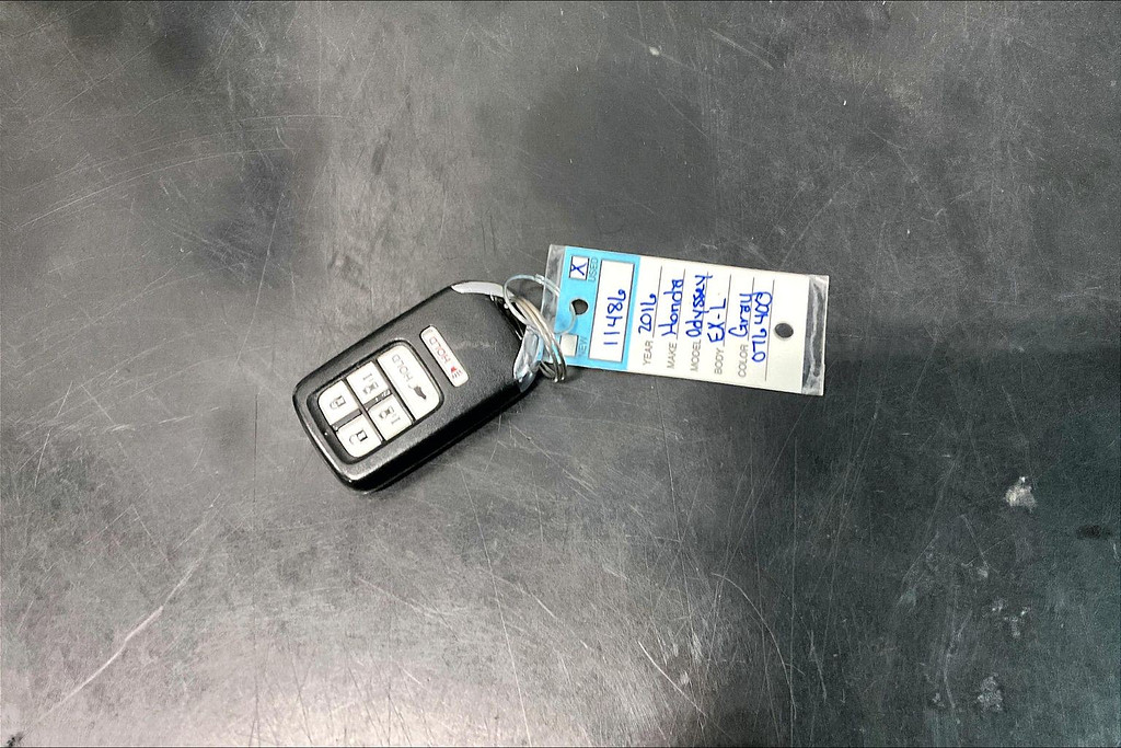 2016 Honda ODYSSEY Located at Cole Auto Outlet light-box-slides