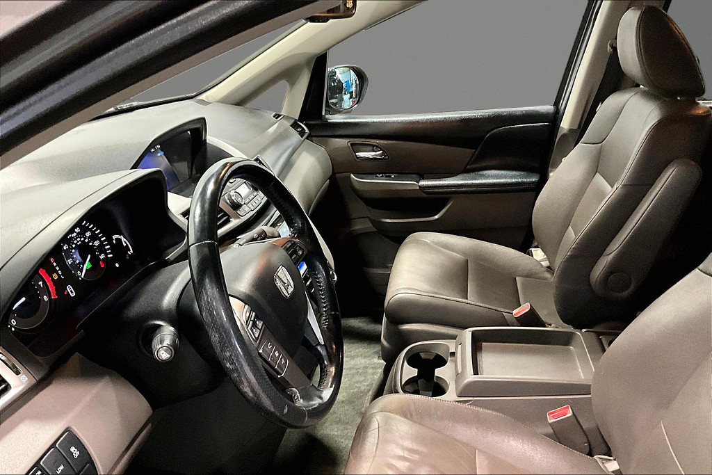 2016 Honda ODYSSEY Located at Cole Auto Outlet slide-image