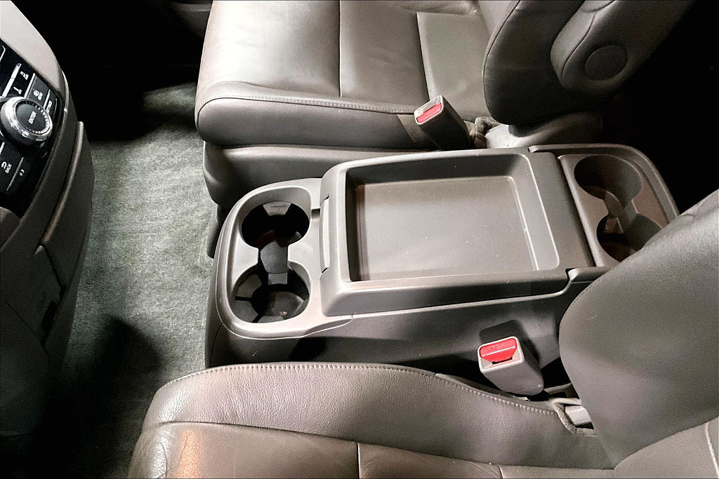 2016 Honda ODYSSEY Located at Cole Auto Outlet light-box-slides