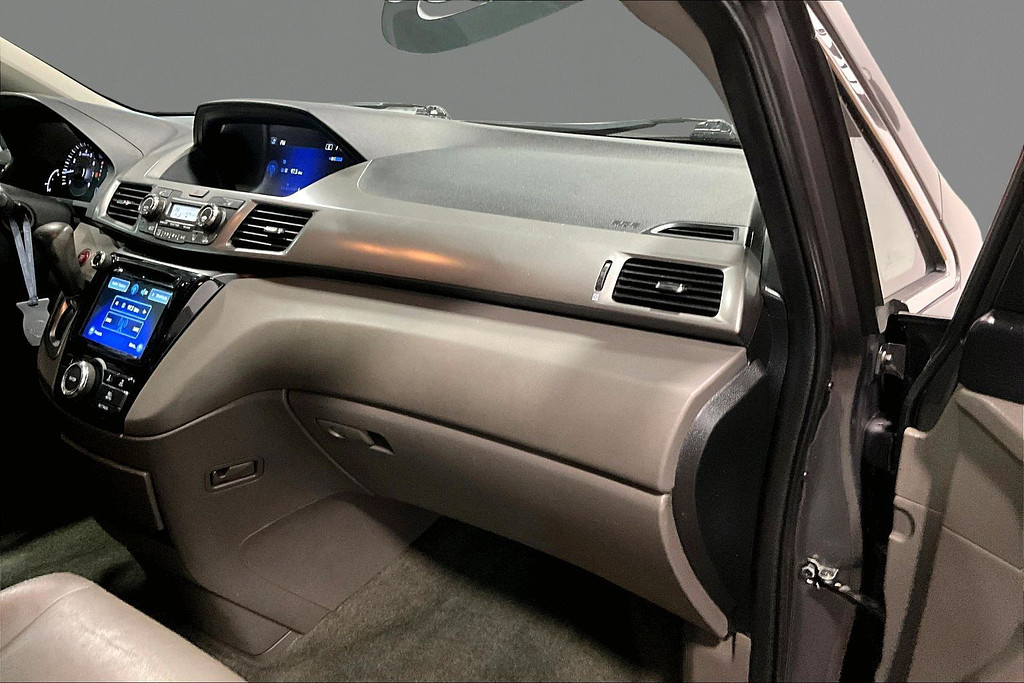 2016 Honda ODYSSEY Located at Cole Auto Outlet light-box-slides