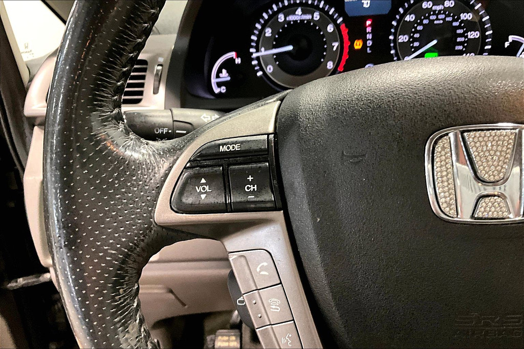 2016 Honda ODYSSEY Located at Cole Auto Outlet light-box-slides