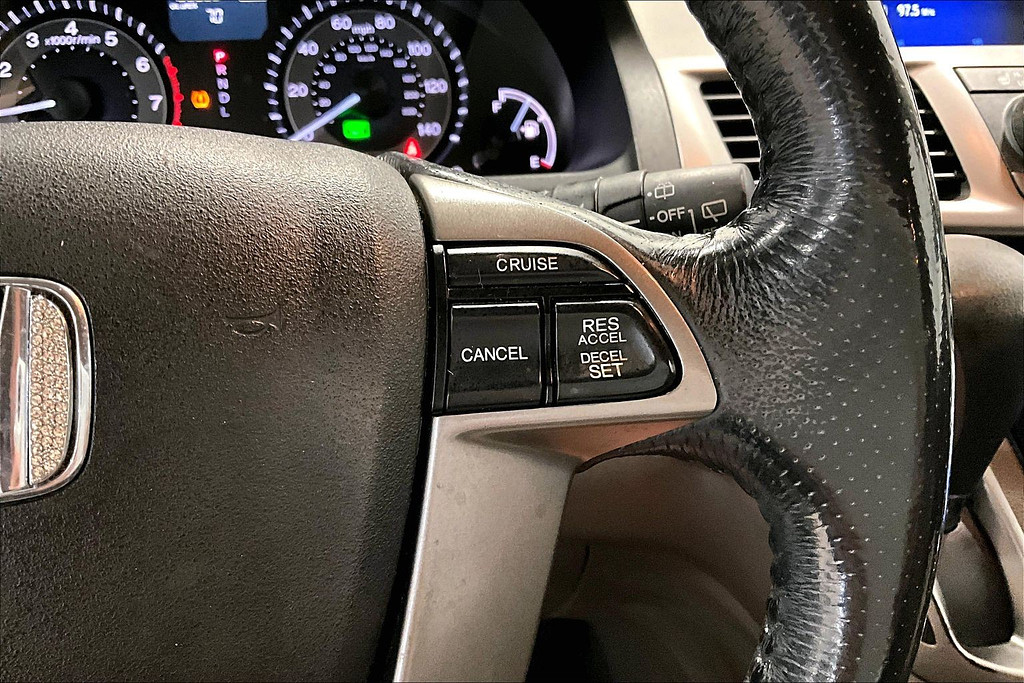 2016 Honda ODYSSEY Located at Cole Auto Outlet light-box-slides