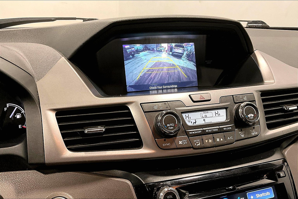 2016 Honda ODYSSEY Located at Cole Auto Outlet light-box-slides