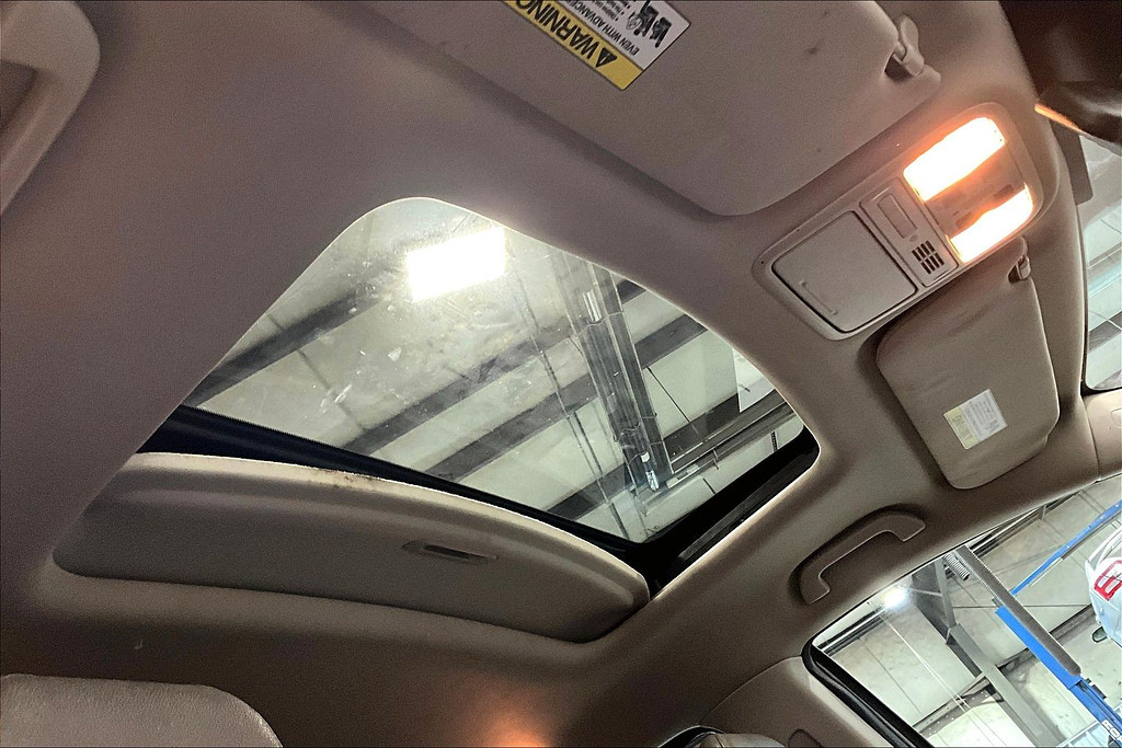 2016 Honda ODYSSEY Located at Cole Auto Outlet light-box-slides