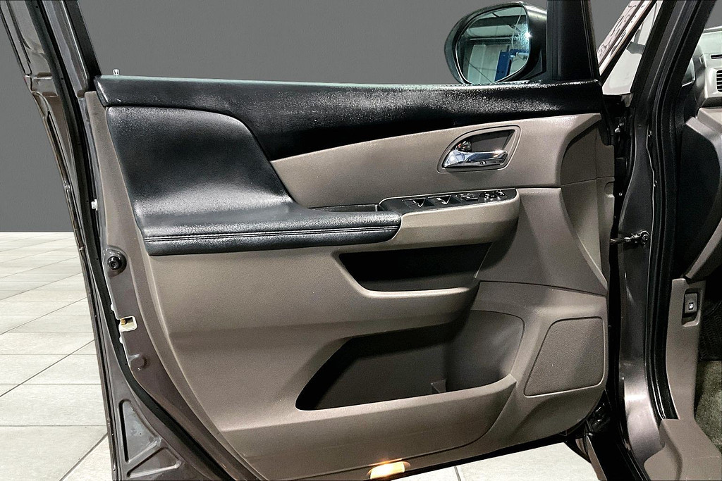 2016 Honda ODYSSEY Located at Cole Auto Outlet light-box-slides