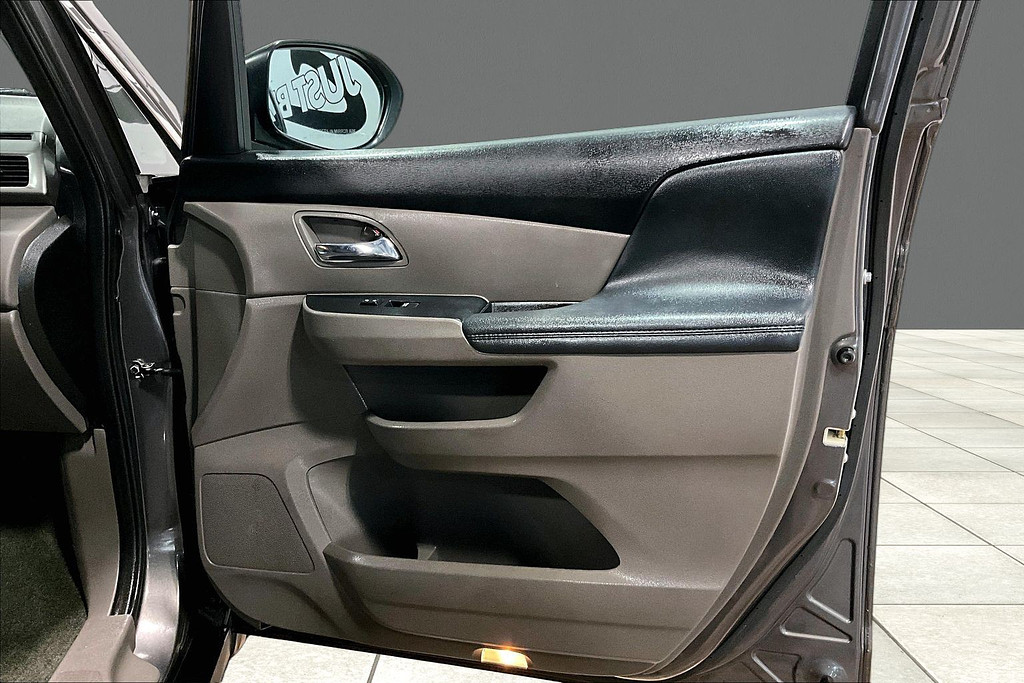 2016 Honda ODYSSEY Located at Cole Auto Outlet light-box-slides