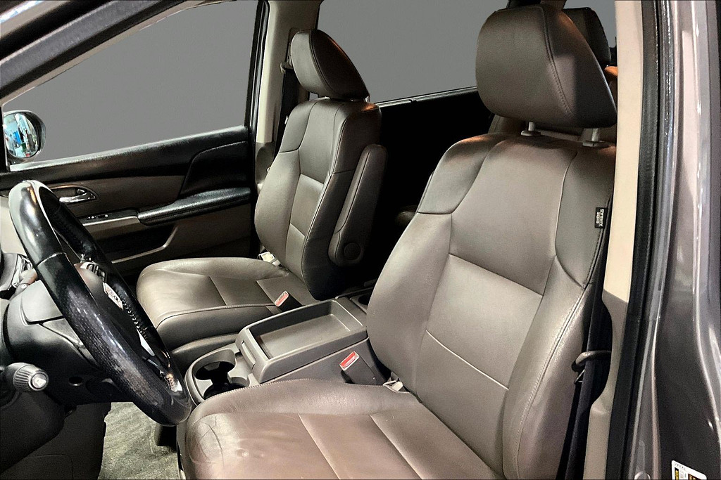 2016 Honda ODYSSEY Located at Cole Auto Outlet slide-image