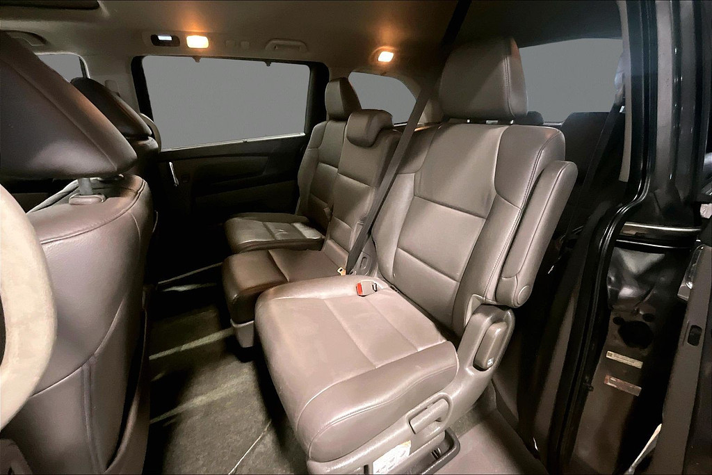 2016 Honda ODYSSEY Located at Cole Auto Outlet light-box-slides