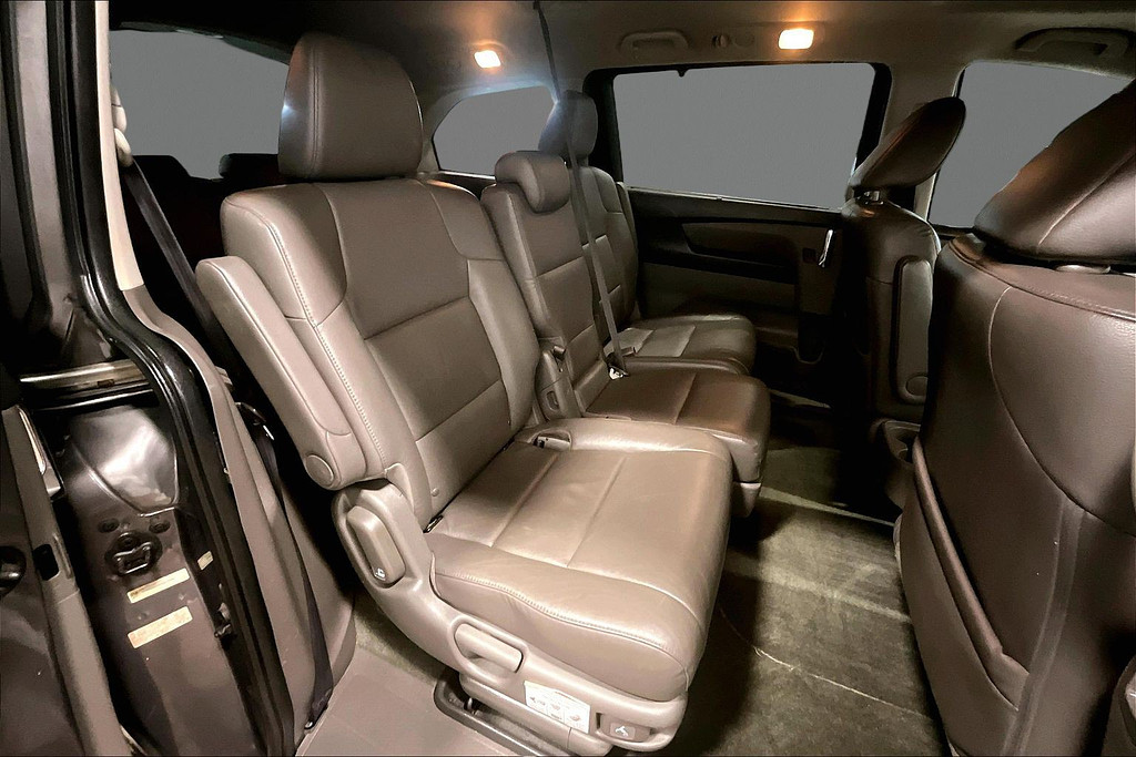 2016 Honda ODYSSEY Located at Cole Auto Outlet light-box-slides