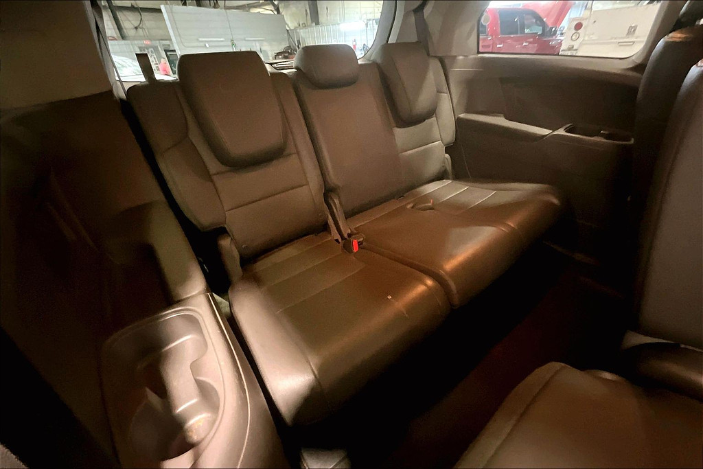 2016 Honda ODYSSEY Located at Cole Auto Outlet slide-image