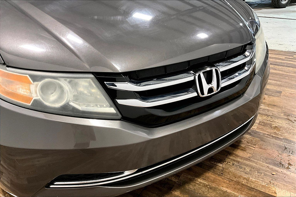 2016 Honda ODYSSEY Located at Cole Auto Outlet light-box-slides