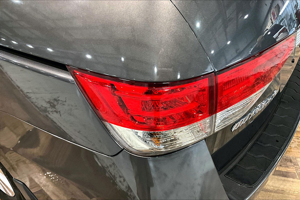 2016 Honda ODYSSEY Located at Cole Auto Outlet light-box-slides