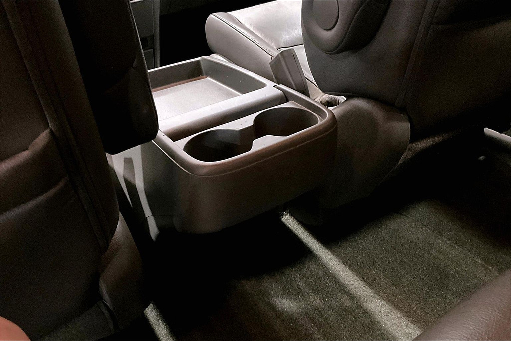 2016 Honda ODYSSEY Located at Cole Auto Outlet light-box-slides