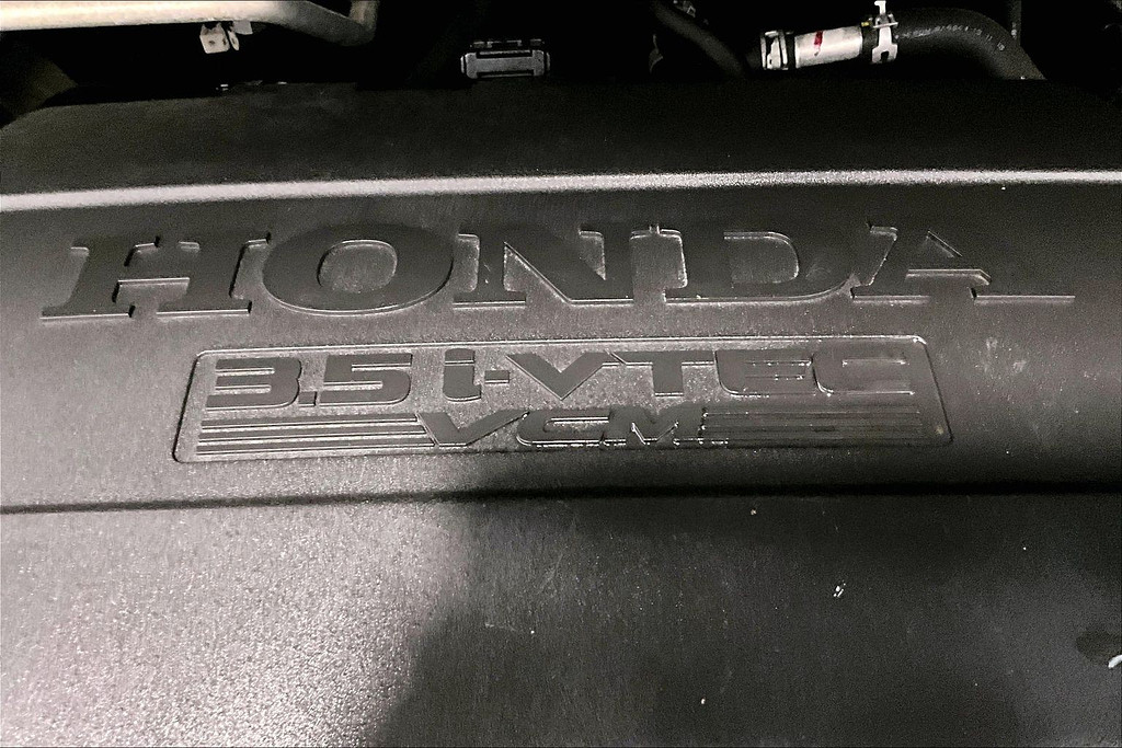 2016 Honda ODYSSEY Located at Cole Auto Outlet light-box-slides