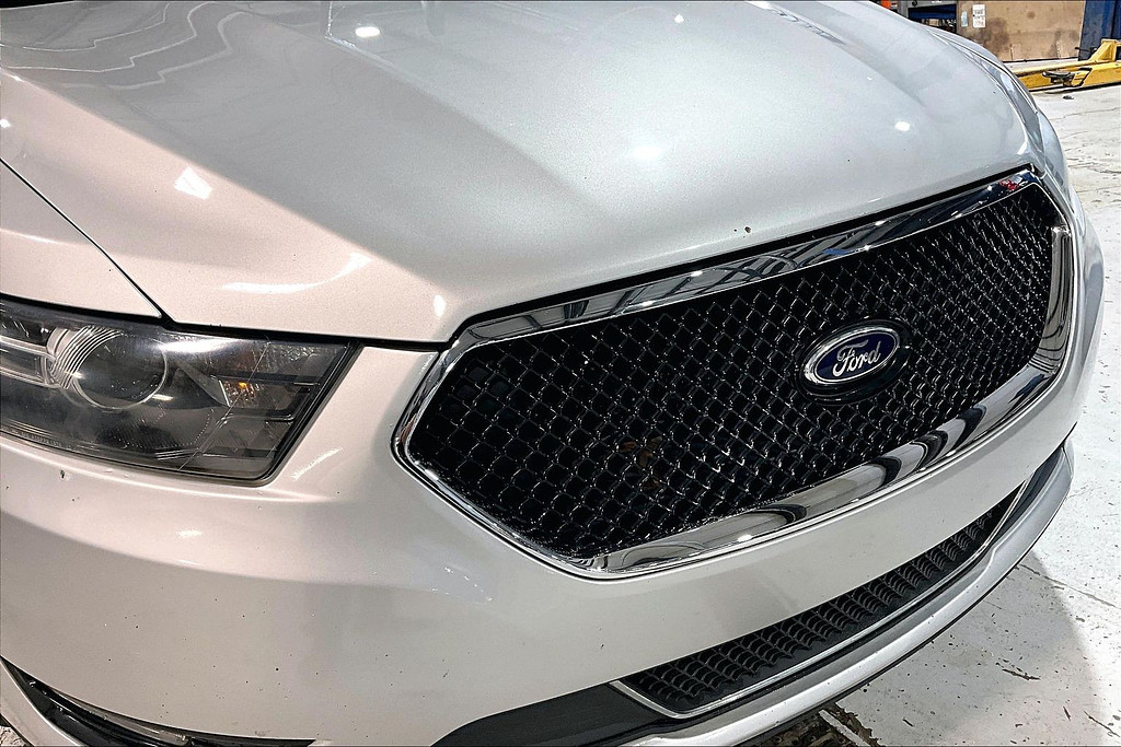 2014 Ford TAURUS Located at Cole Auto Outlet light-box-slides