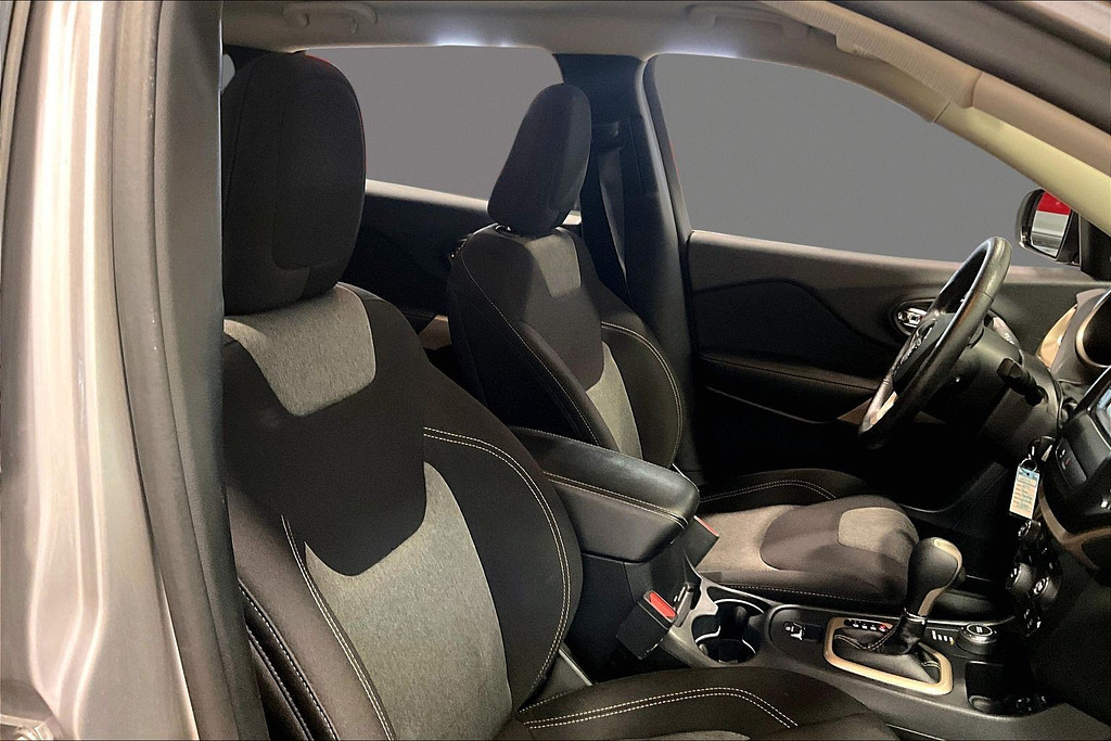 2018 Jeep CHEROKEE Located at Cole Auto Outlet light-box-slides