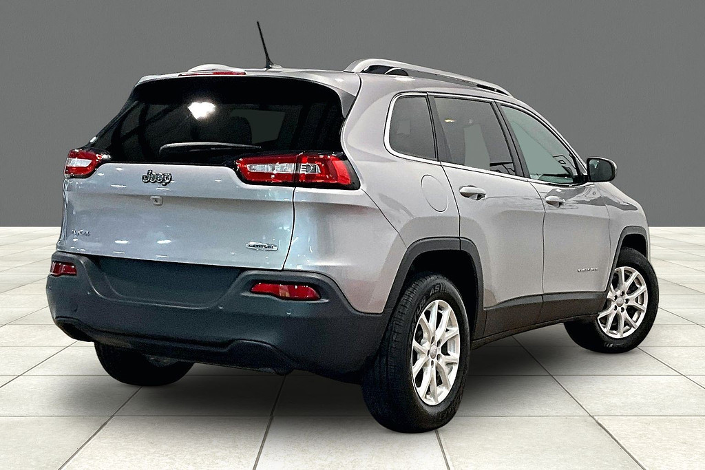 2018 Jeep CHEROKEE Located at Cole Auto Outlet light-box-slides