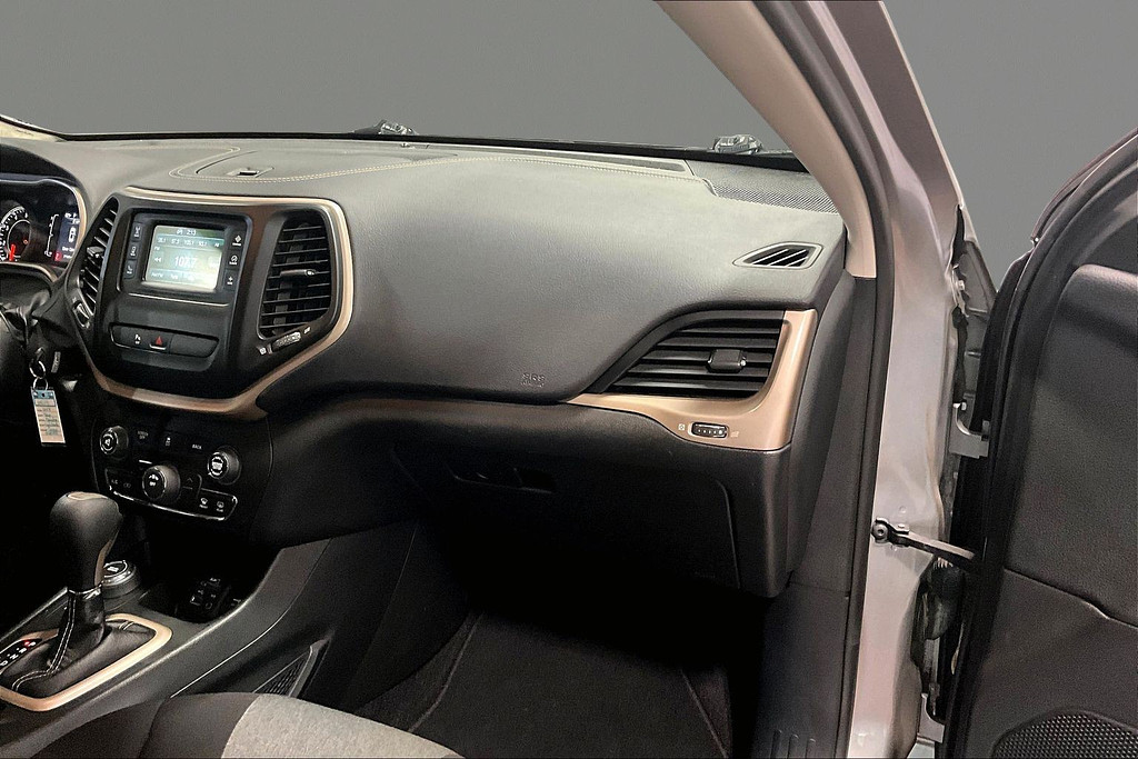 2018 Jeep CHEROKEE Located at Cole Auto Outlet light-box-slides