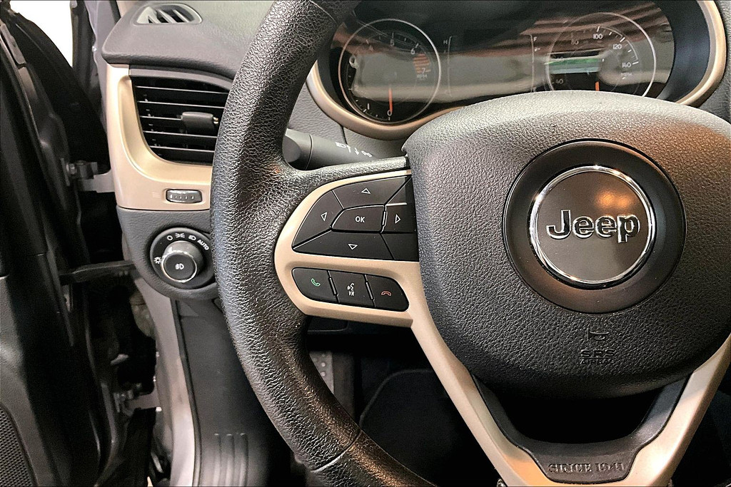 2018 Jeep CHEROKEE Located at Cole Auto Outlet light-box-slides
