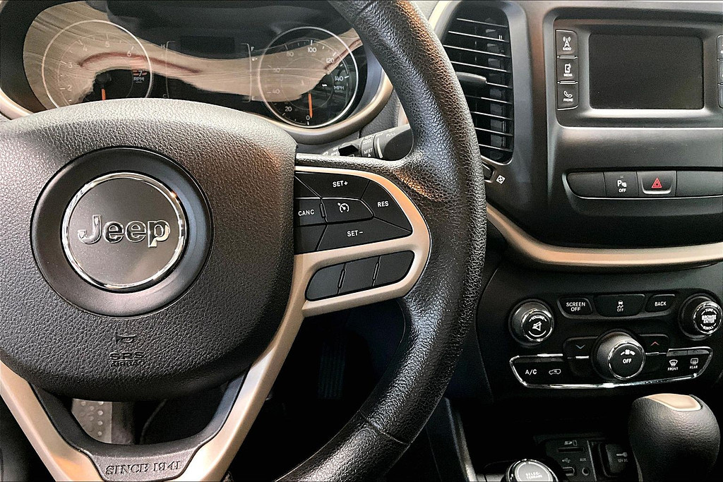2018 Jeep CHEROKEE Located at Cole Auto Outlet light-box-slides