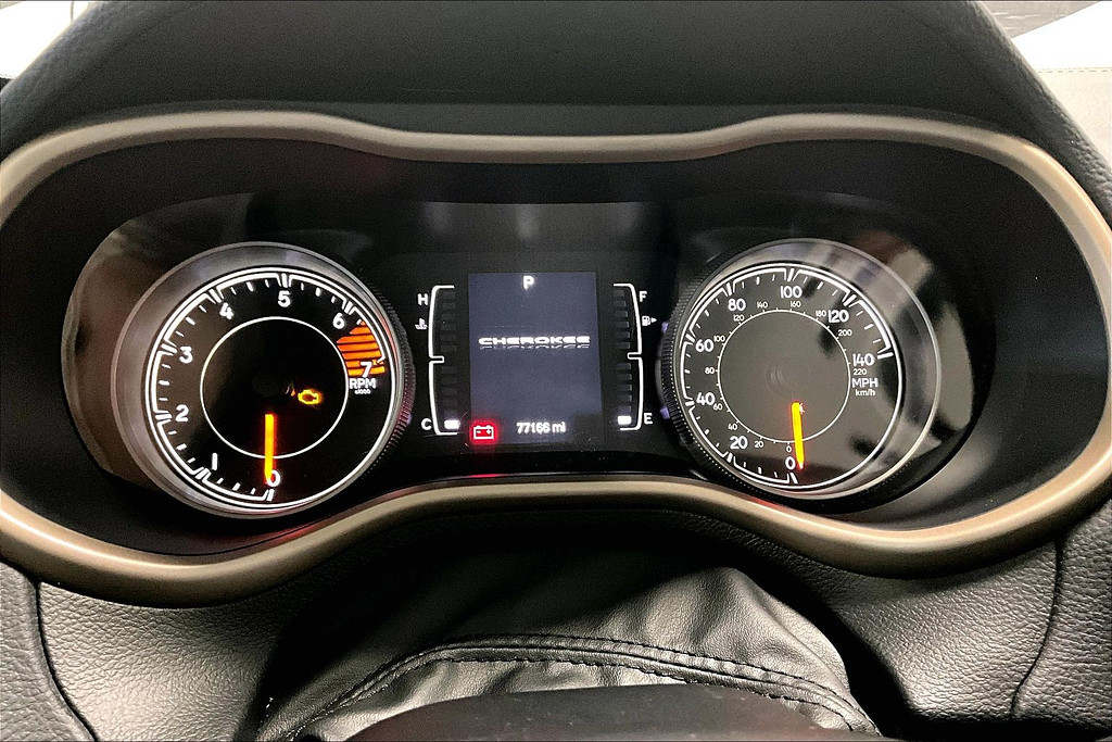 2018 Jeep CHEROKEE Located at Cole Auto Outlet light-box-slides