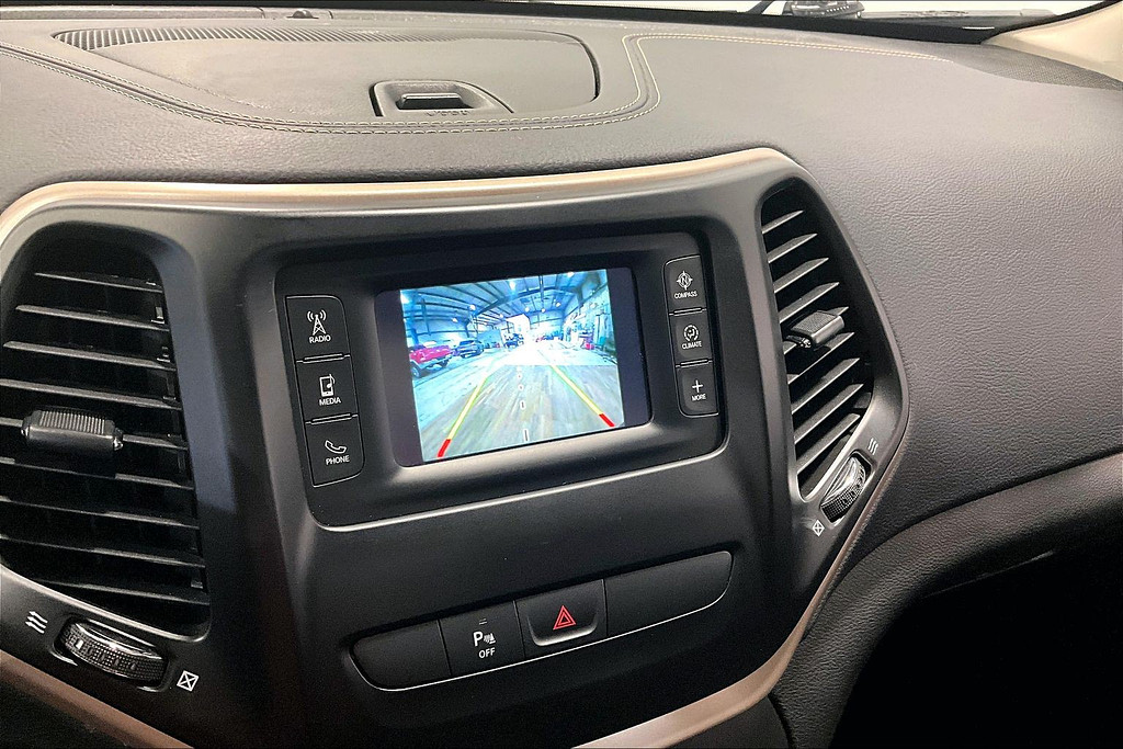 2018 Jeep CHEROKEE Located at Cole Auto Outlet light-box-slides