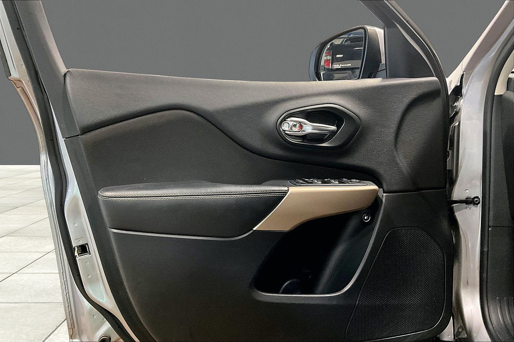 2018 Jeep CHEROKEE Located at Cole Auto Outlet slide-image