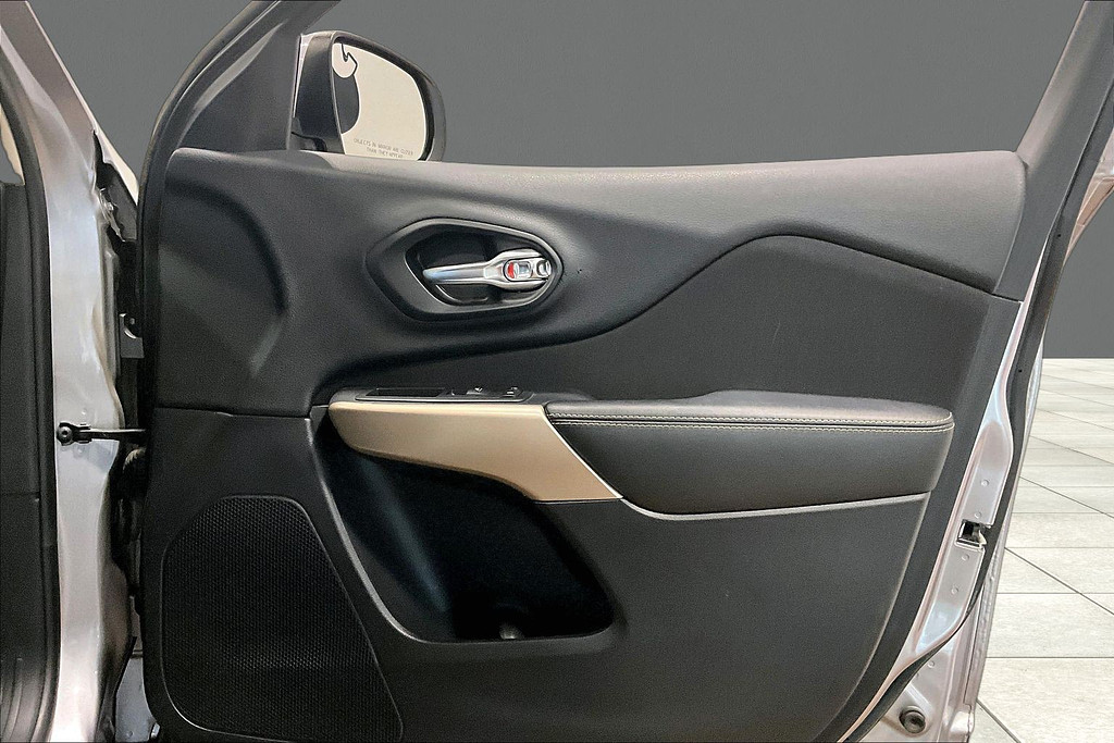 2018 Jeep CHEROKEE Located at Cole Auto Outlet light-box-slides