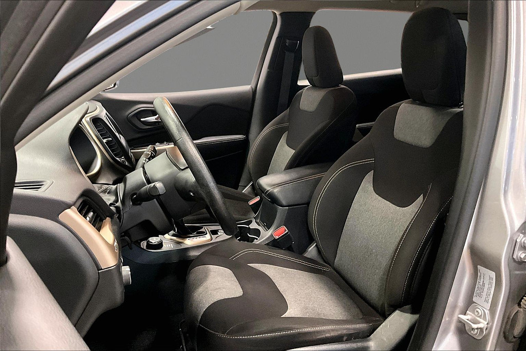 2018 Jeep CHEROKEE Located at Cole Auto Outlet light-box-slides