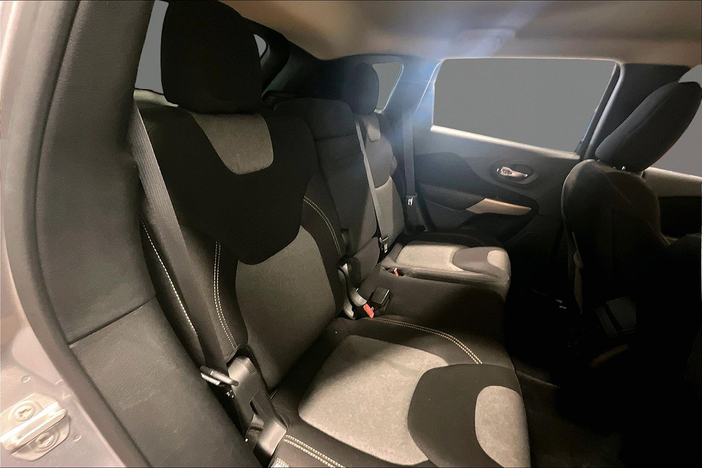 2018 Jeep CHEROKEE Located at Cole Auto Outlet light-box-slides