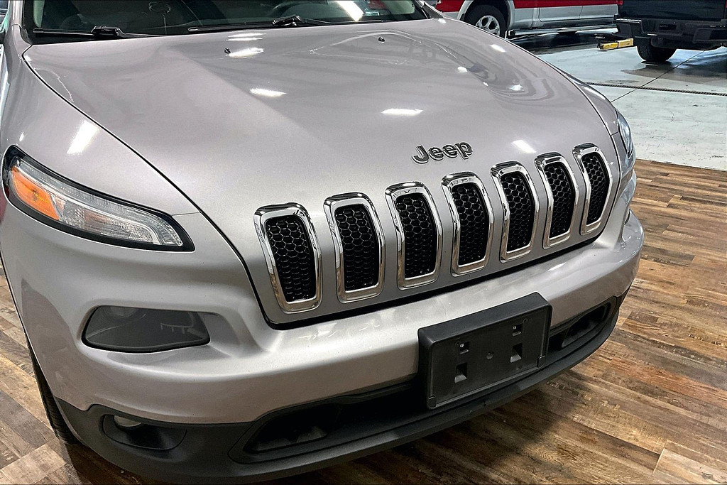 2018 Jeep CHEROKEE Located at Cole Auto Outlet light-box-slides