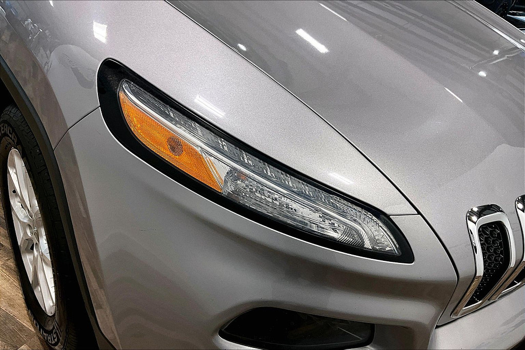 2018 Jeep CHEROKEE Located at Cole Auto Outlet light-box-slides