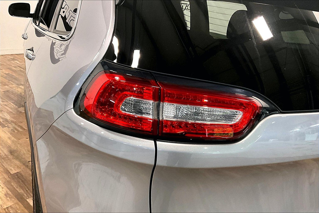 2018 Jeep CHEROKEE Located at Cole Auto Outlet light-box-slides