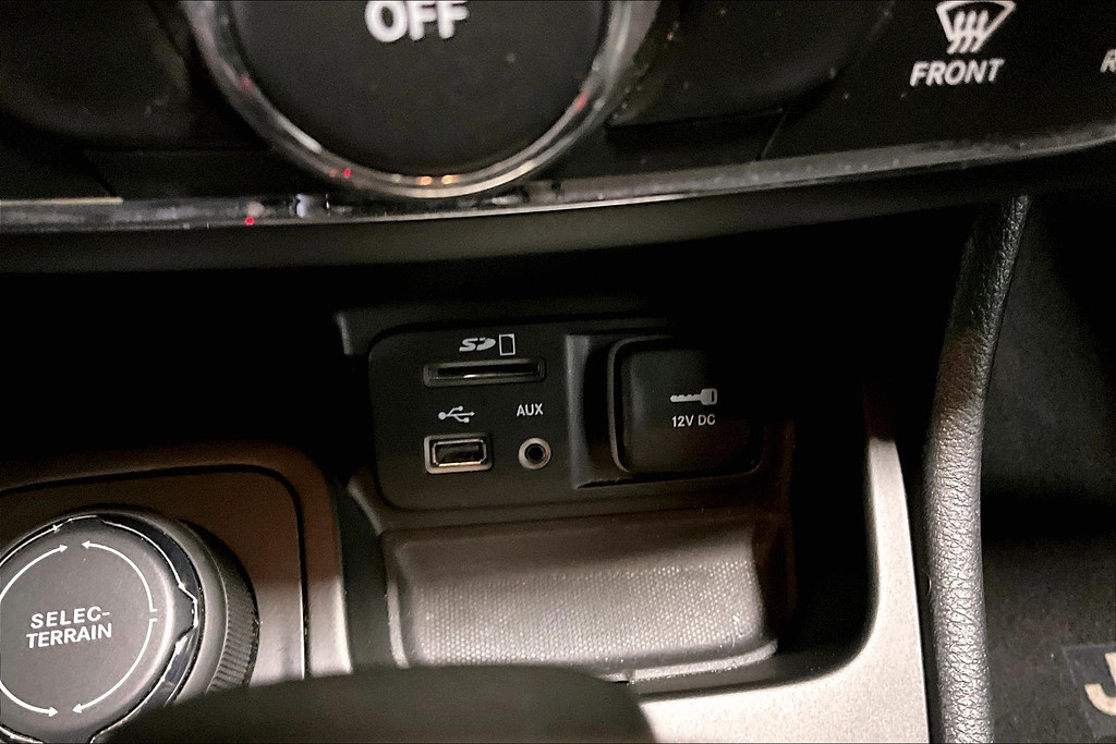 2018 Jeep CHEROKEE Located at Cole Auto Outlet slide-image