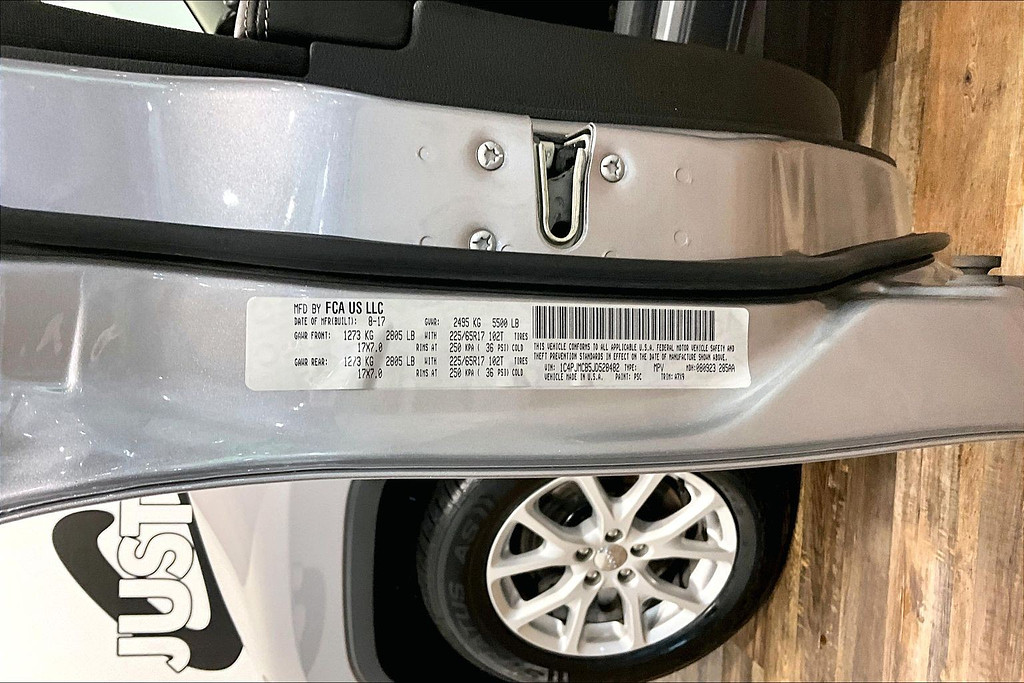 2018 Jeep CHEROKEE Located at Cole Auto Outlet light-box-slides