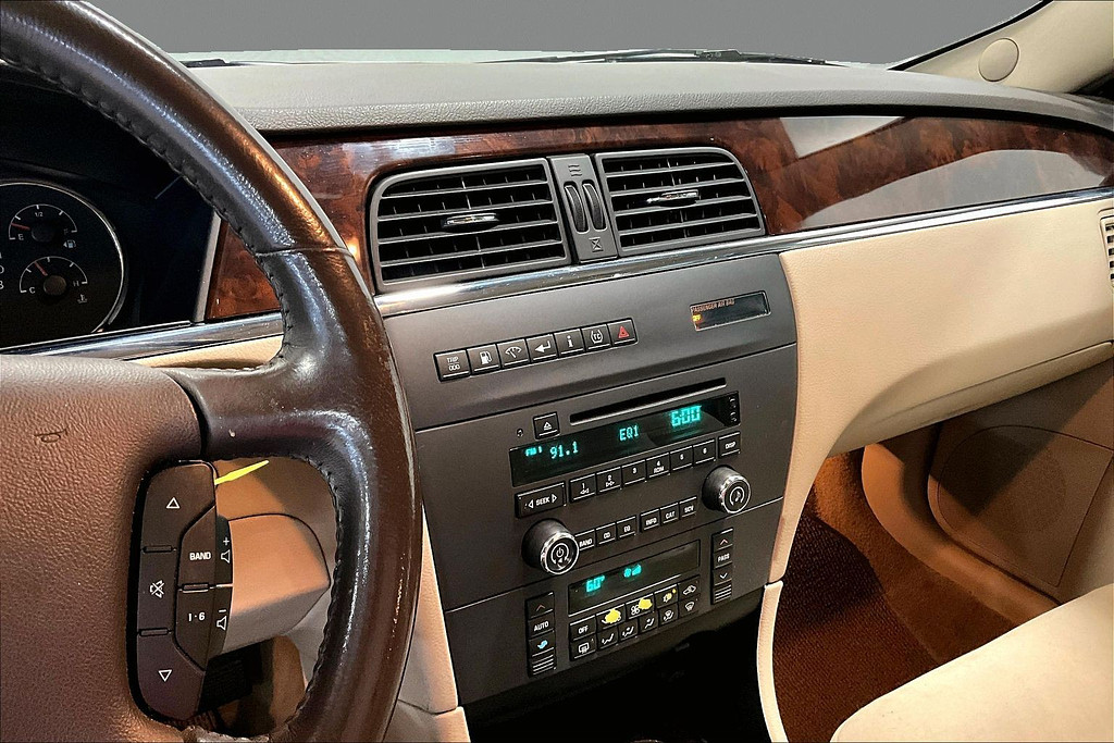 2008 Buick LACROSSE Located at Cole Auto Outlet light-box-slides