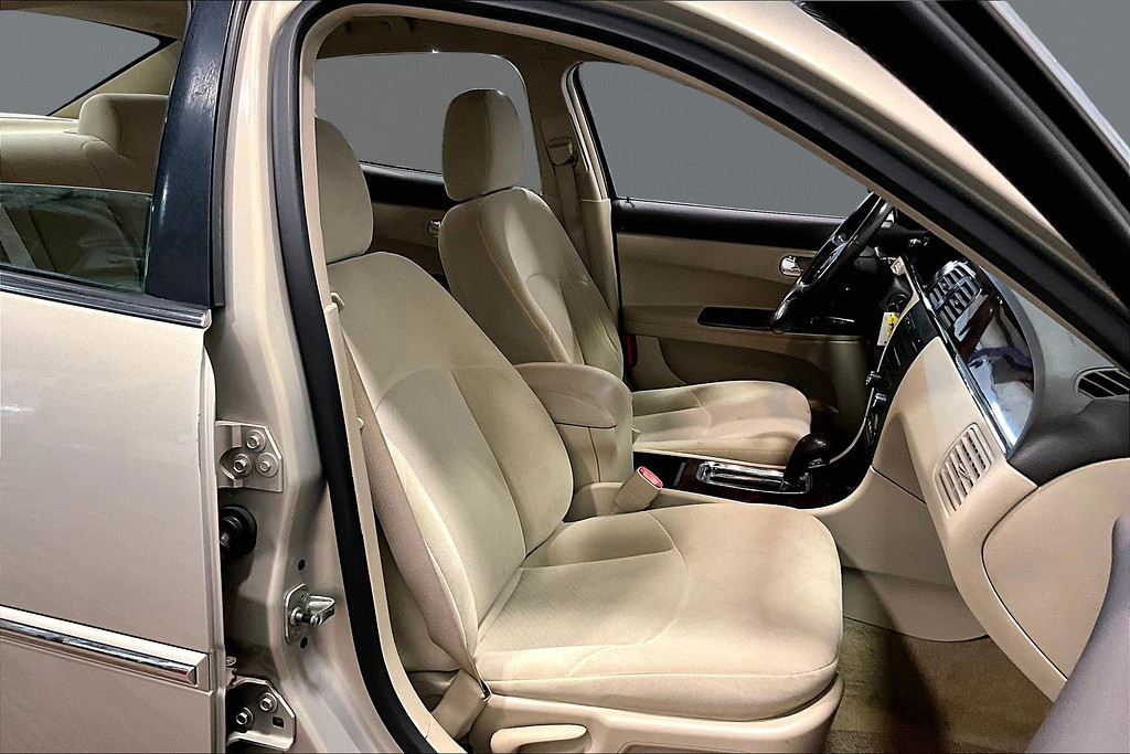 2008 Buick LACROSSE Located at Cole Auto Outlet light-box-slides