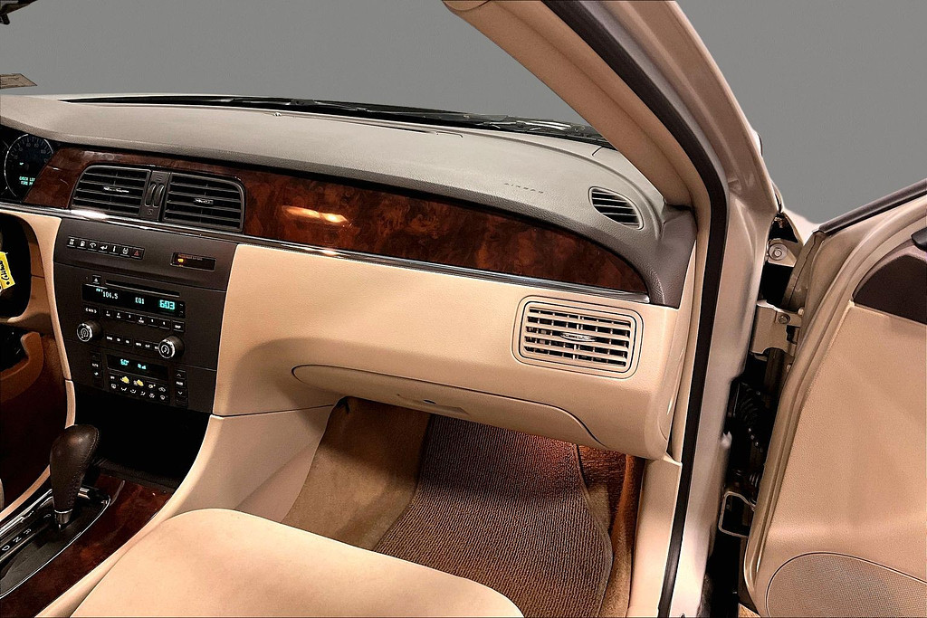 2008 Buick LACROSSE Located at Cole Auto Outlet light-box-slides