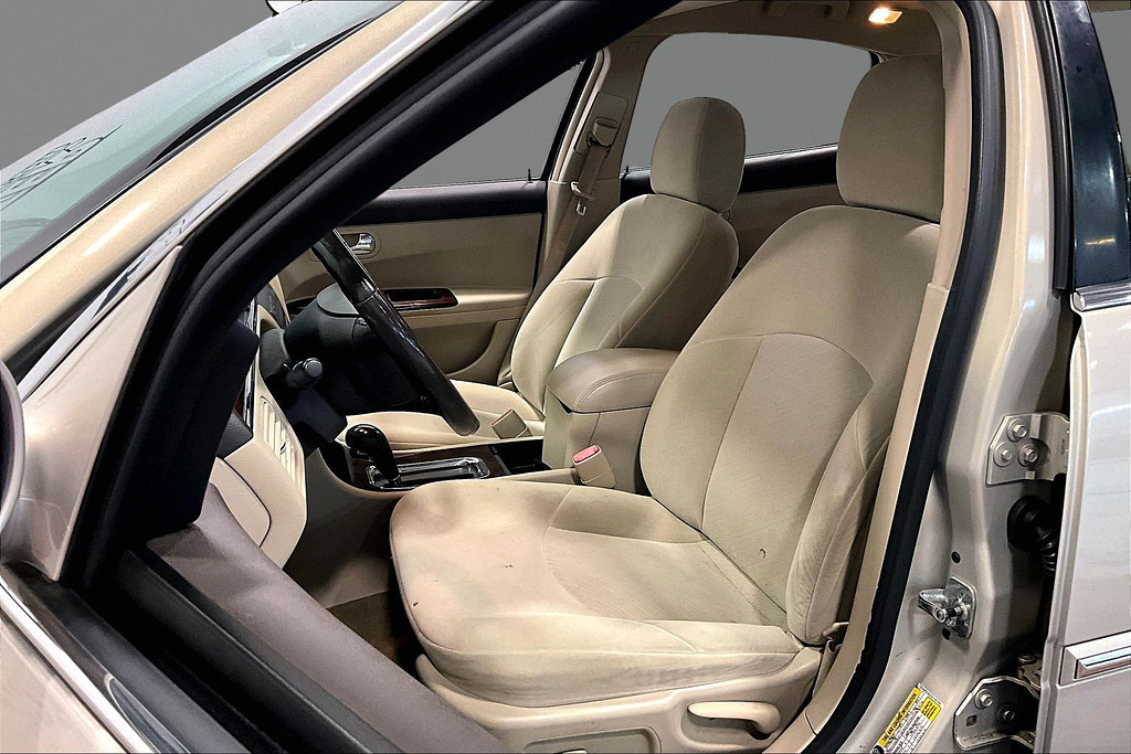 2008 Buick LACROSSE Located at Cole Auto Outlet light-box-slides