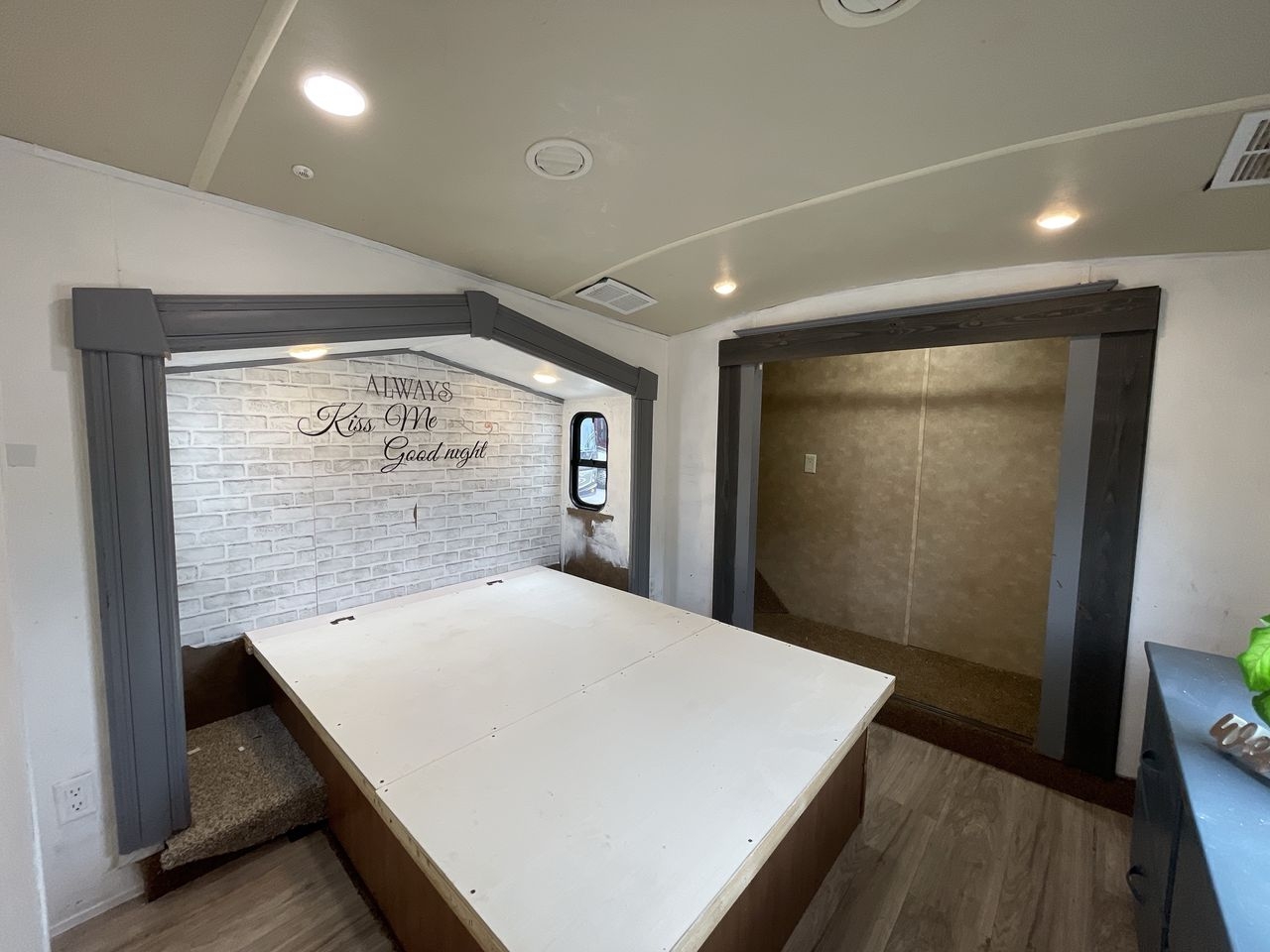 2016 FOREST RIVER CEDAR CREEK SILVERBA