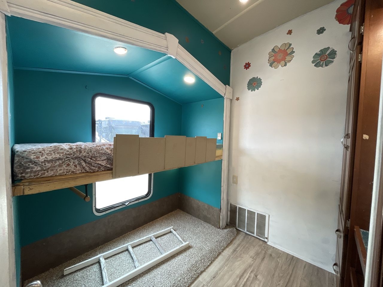 2016 FOREST RIVER CEDAR CREEK SILVERBA