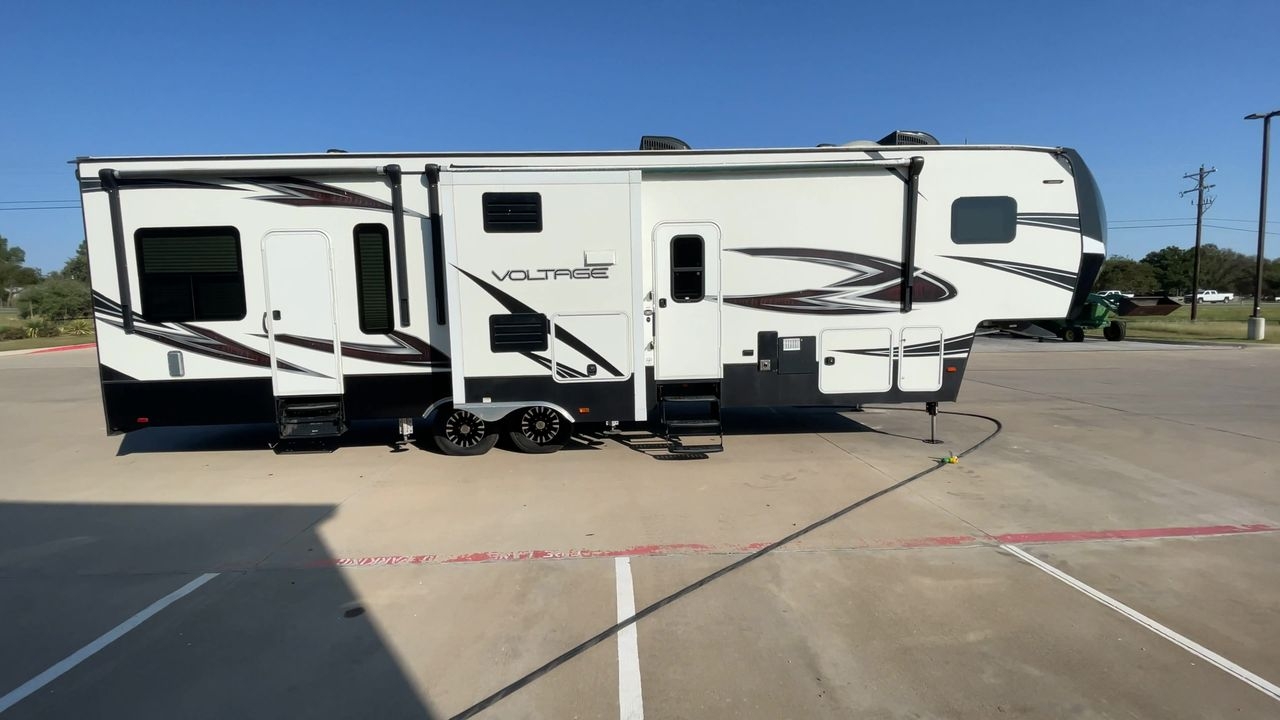 2017 DUTCHMEN VOLTAGE 3305