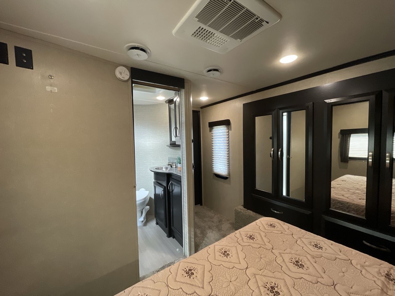 2017 DUTCHMEN VOLTAGE 3305