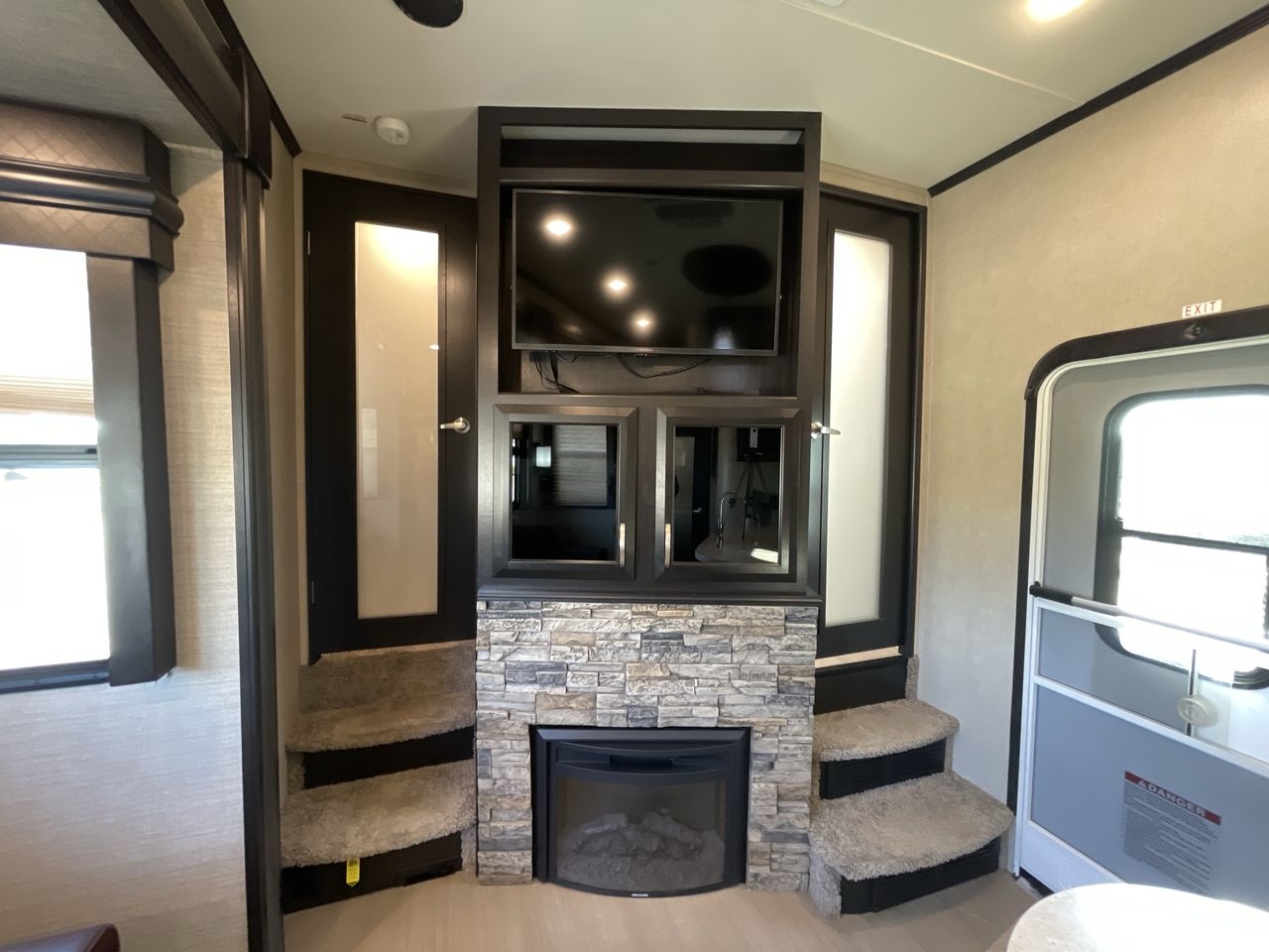 2017 DUTCHMEN VOLTAGE 3305