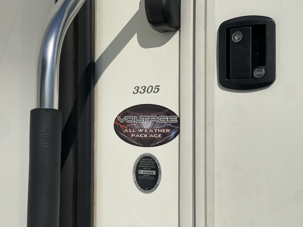 2017 DUTCHMEN VOLTAGE 3305