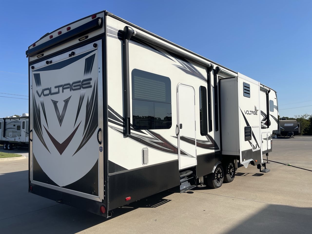 2017 DUTCHMEN VOLTAGE 3305