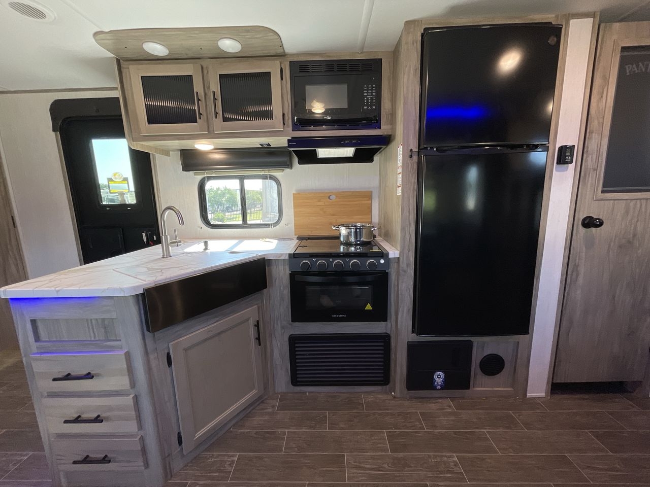 2022 FOREST RIVER ALPHA WOLF 26DBH-L