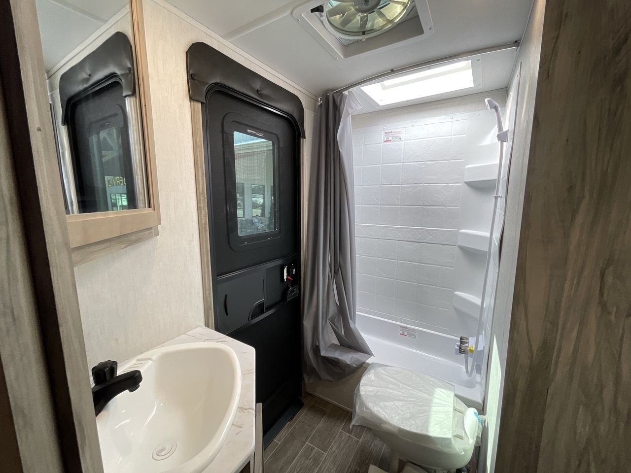 2022 FOREST RIVER ALPHA WOLF 26DBH-L