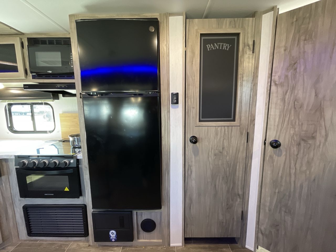 2022 FOREST RIVER ALPHA WOLF 26DBH-L