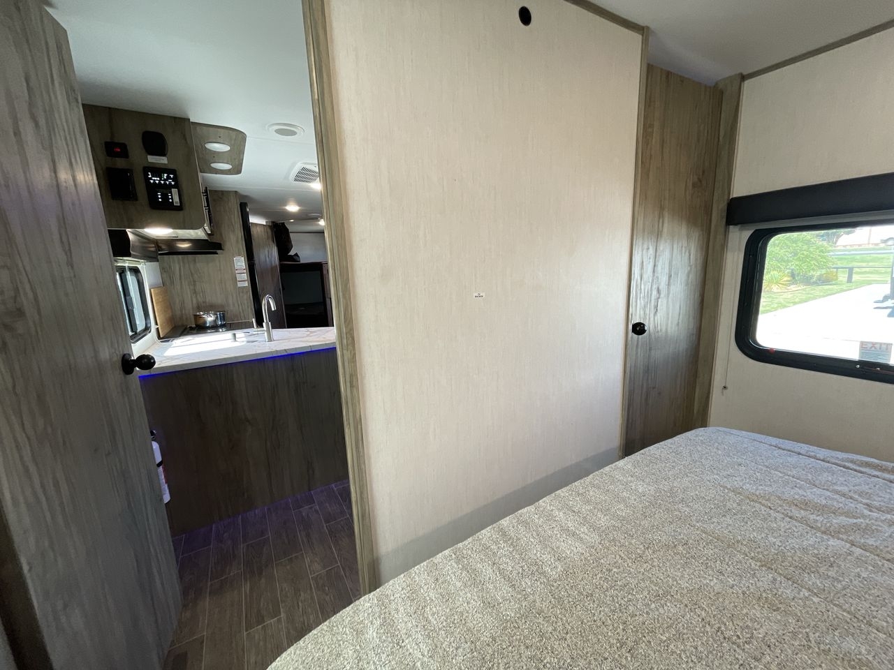 2022 FOREST RIVER ALPHA WOLF 26DBH-L